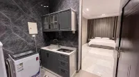 Premium Studio Apartment with Kitchenette & Private Bathroom in Al Hamdaniyah – J4 - Homestays
