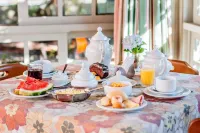 Golden Hills Vila Suzana - 朝食