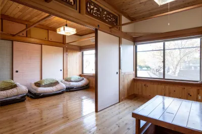 Katsuo Guest House Hôtels à proximité de la JR Gomen station