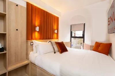 The Snug Townhouse Hotels near Circle of Life Commemorative Garden