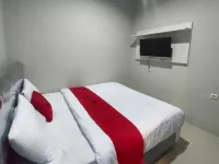 RedDoorz Syariah Near Rumah Sakit Soewandhie Hotels in Simokerto