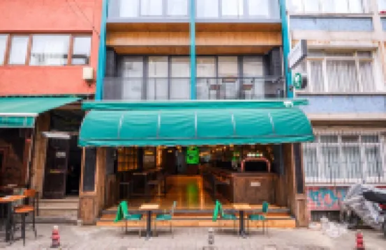 Elephant In The Room Hotels in der Nähe von Kalamis Pharmacy