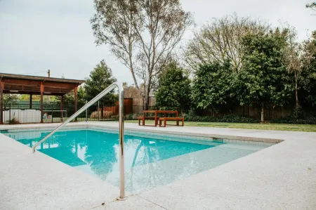 Nagambie Waterfront Motel Отели в г. Кирванс Бридж