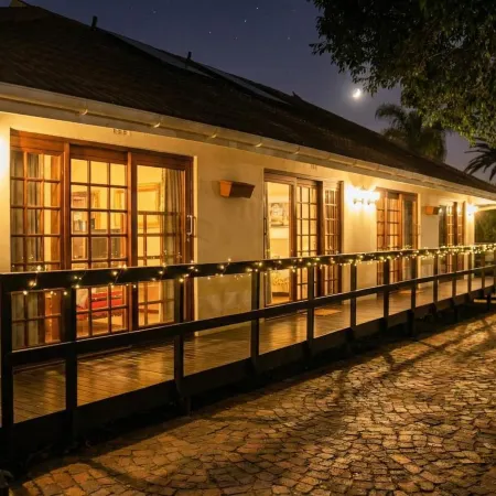 Dolliwarie Guesthouse Отели рядом с достопримечательностью «Торговый центр N1 City»