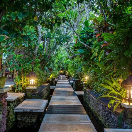 Alam Candi Resort Отели рядом с достопримечательностью «Пляж Вайт-Сэнд»