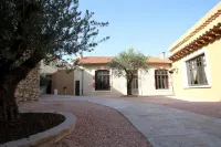 Logis Hotel le Clos des Oliviers فنادق في Bourg-Saint-Andeol