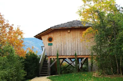 Cabanes et Lodges du Belvedere Hotels in Maillat