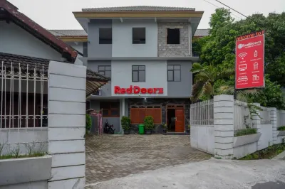 RedDoorz Plus Near Jogja City Mall 5 Hotels in Mlati