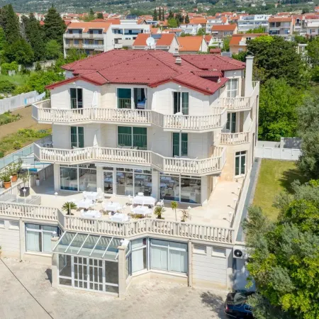 Hotel Riva Kaštela with Swimming Pool Отели рядом с достопримечательностью «ВМБ Лора»
