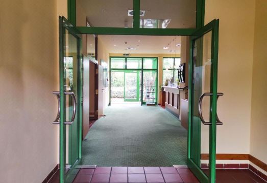 2. 아크론 호텔 비..