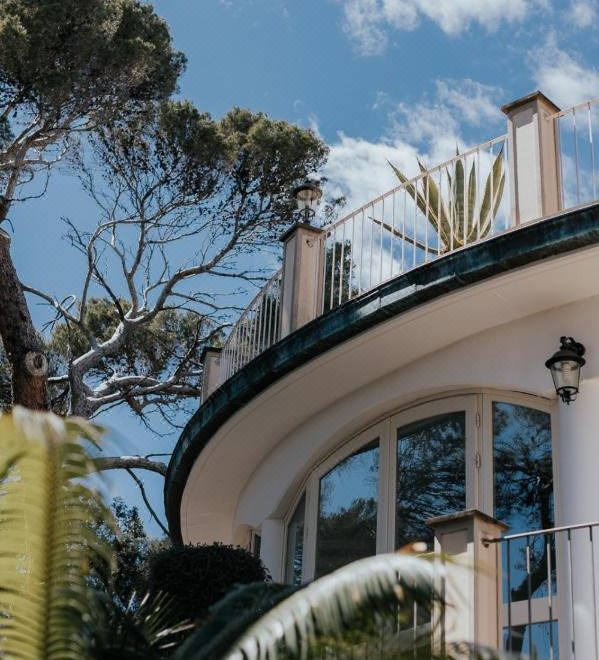 수영장에서 즐거운 시간을 보내는 가족