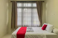 RedDoorz Syariah Near Stasiun Madiun 2 Hotels in Mangu Harjo