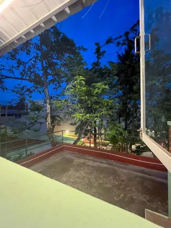 Rahees Bi Roambay -Backpacker Hostel