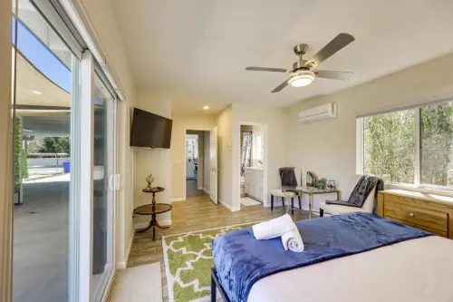 Hot Tub & Pool: Joshua Tree Vacation Home! Hotel di Yucca Valley