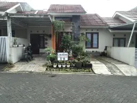 Calya Wisata Homestay Hotel dekat ATM BCA & Indomaret Mendolo