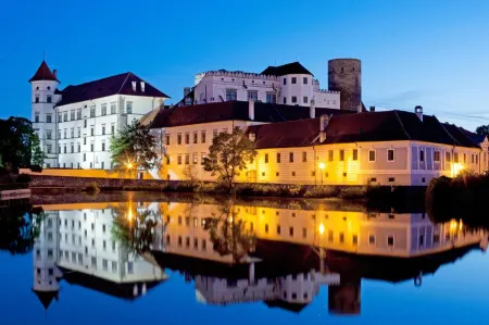 Hotel Concertino Zlatá Husa Отели в г. Nova Bystrice