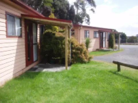 Regatta Point Tavern & Holiday Villas Hotels in Strahan