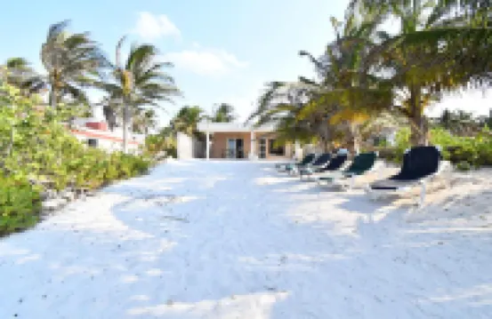 Arena y Mar Beachfront House, El Cuyo by the Spot Rentals