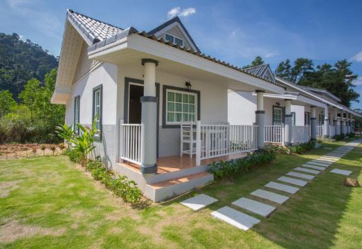 Suksompong Resort - Housity