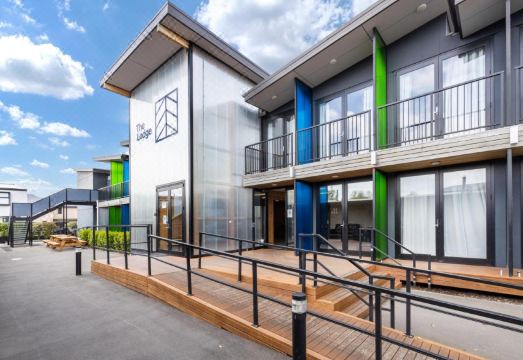 The Bealey Quarter의 모던한 로비나 다이닝 공간