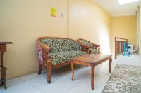 RedDoorz Syariah Near Suramadu Hotels in Semampir