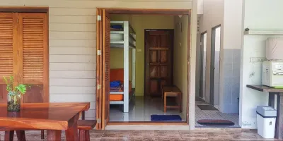 Baan Hinlad Home and Hostel Отели в г. 