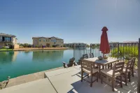 Lakefront Indio Villa Private Pool and on-Site Golf