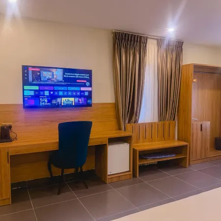 C & C Luxury Suites