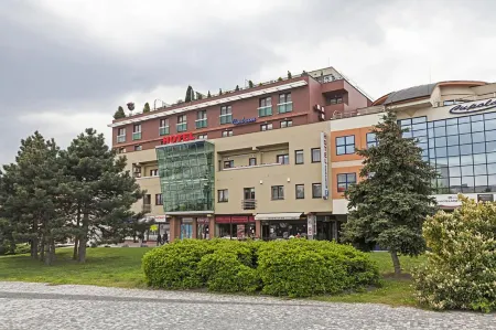 Hotel Centrum Nitra Garni Hotel with Free Parking Отели рядом с достопримечательностью «Agrokomplex»