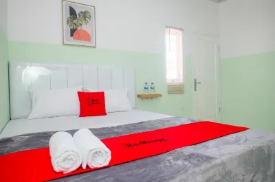 Reddoorz near Tugu Kartasura Hotel dekat Agus Variasi Slamet Riyadi