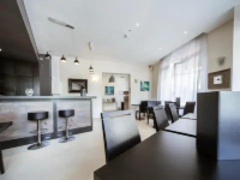 Logis Hotel - le Petit Bellon Hoteles en Senlis