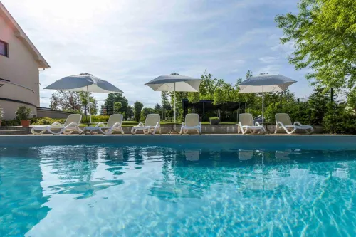 Kistücsök Food & Room Hotels in Balatonlelle