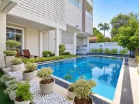 Apna Colombo - Pool