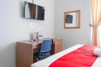 RedDoorz Near Siloam Karawaci 3