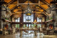 The Whiteface Lodge فنادق في بحيرة ساراناك