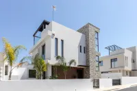 Chris le Mare Gold Luxury Villa - parking