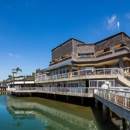 Bay Club Hotel and Marina Отели рядом с достопримечательностью «Район Либерти-Стейшен»