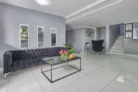 Inn & Out Sandton - Motels