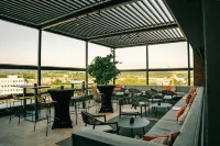 Loom Hotel & Skybar Hotel dekat Haldenberg Stadion
