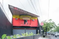RedDoorz @ Tanjung Sari Surabaya Hotels in Sukomanunggal