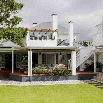 Whispering Oaks Guest House Hotel Exterior