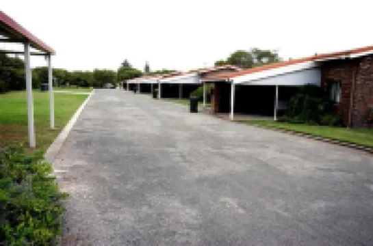 Emu Beach Chalets Hotels in Emu Point