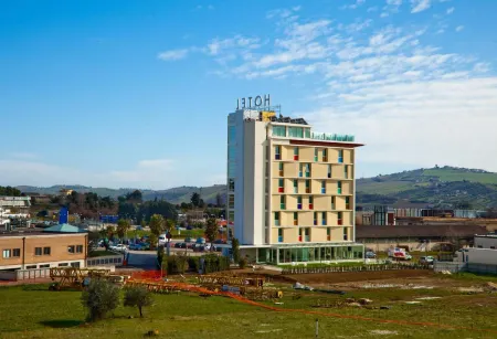 Breaking Business Hotel Отели рядом с достопримечательностью «Sito archeologico largo Sant'Anna (Villa Romana del I sec. a.C.)»