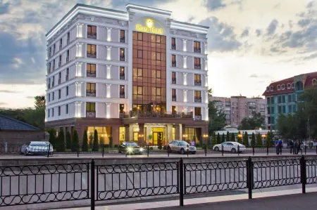 Гостиница "Plaza Hotel" Отели рядом с достопримечательностью «Никольский Собор»