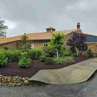 The Lodge at Chalk Hill Hotel Exterior