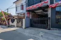 RedDoorz @ Sangnala Homestay Pakisaji Hotel di Desa Turen