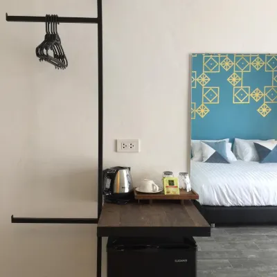 Goodnight Poshtel + Free Netflix