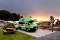 Fox Glacier Top 10 Holiday Park - parking