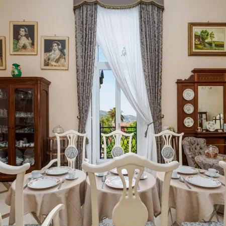 Coco's Apartments - de Vivo Realty
