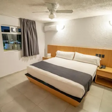 Hotel Emperador Centro Guadalajara y Remodelado Hotels near El Parian